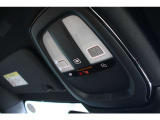 運転席のルーフには室内照明だけでなくSOSの通報ボタンが装備されています 事故の際にはワンプッシュでレスキューと通話が可能です。