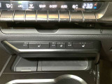 スイッチひとつでシートがすぐに温まり、寒い季節も快適。運転席と助手席に装備されています。