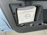 助手席ドアには車検証などが収納できるドアポケットがあります。