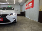 当店では専任のメカニックが大切なお客様のお車を一台一台丁寧に整備いたします。自社認証工場にてリフトアップし下回りまでキッチリ検査いたします。