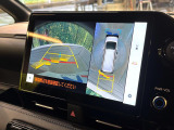 【パノラミックビューモニター】専用のカメラにより、上から見下ろしたような視点で360度クルマの周囲を確認することができます☆死角部分も確認しやすく、狭い場所での切り返しや駐車もスムーズに行えます。