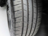 タイヤサイズは「215/55 R18」になります。タイヤの溝も充分に残っていますね。