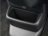 ◆センターロアボックス◆インパネ中央の下部には、ごみ箱としても使用する事ができるセンターロアボックスを装備しております。