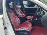 ヘタリもなく綺麗な状態です。シートリフトがついてますので、お好みのシートポジションで運転できます。