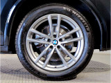 【BMWアロイホイル】軽量かつ強度に拘ったアロイホイル。走行性能ポテンシャルを引き出す設計。車の足元を引き締めてくれる大きなポイントはアロイホイルです。