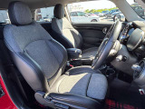 座り心地も言うこと無し。運転席に座った時のファーストインプレッションは心地よいホールド感のある堅めのシート、遊び心もありながら、しっかりとした座り心地に高級感も溢れるミニ。
