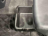 靴などが収納できる便利な助手席シートアンダートレイが付いてます