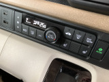 【オートエアコン】設定温度に合わせて自動で風量や風向きを調整し、車内を快適な温度に保ちます。