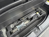 荷室下には、工具やパンク修理キットが収納されています。