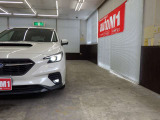 当店では専任のメカニックが大切なお客様のお車を一台一台丁寧に整備いたします。自社認証工場にてリフトアップし下回りまでキッチリ検査いたします。