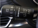 【オートワイパー機能】レバーをAUTOの位置にしているとき、レインセンサーが雨を感知すると、雨量に応じて、ワイパーが自動で作動します。