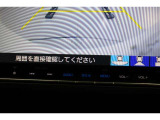 バックをするとき自動でリアの様子が映る『リアカメラ』付き!ナビ画面で確認しながらバックができ、ガイドラインで距離感がつかめるので後ろの壁も安心ですね。でも、周りへの目視も忘れないでくださいね!