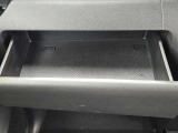 助手席の前には、ボックスティッシュが入る収納スペースがあります