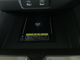 スマートフォンを載せると充電することができます。