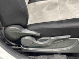 運転者の体格に合わせて運転席の座面の高さ調整ができるシートリフターが付いてます