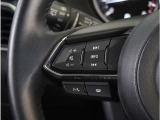 【ステアリングスイッチ】ステアリング周りでのスイッチ操作が行えますので、走行中でも各種操作可能です。お近くの広島マツダまでお越しください。