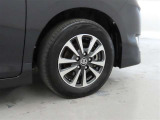 装着タイヤサイズは、195/65R15です。純正アルミホイールを装着しております。