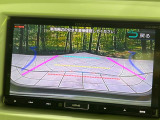 【バックカメラ】駐車時に後方がリアルタイム映像で確認できます。大型商業施設や立体駐車場での駐車時や、夜間のバック時に大活躍!運転スキルに関わらず、今や必須となった装備のひとつです!