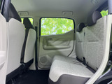 後部座席は、大人の方でもゆったりとくつろげる広さです。家族みんなで快適なカーライフを送りましょう。