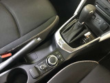 コマンダーコントロール。スイッチを探すことなく自然に手を下した位置に配置。手元を見ることなく、各種操作が行えます。