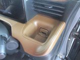 乗車中にホッと一息、ドリンクホルダーもありますよ!ドリンクだけでなく小物類も収納できますよ