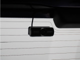 ドライブレコーダーには車内カメラ付きリアカメラが付いております。車内を後方から撮影するため、搭乗者の顔などが映りにくくなっております。