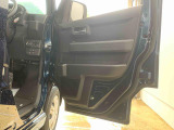 最も気になる室内は、特にこだわってクリーニングしております。マットやシートだけではなく、エアコンの吹き出し口やドアノブの隙間など、様々なブラシや道具を使い分けて、隅々までクリーニングしております。