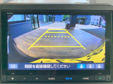 【リヤカメラ・ワイドビュー】後方を広く映し出し、左右からの接近車両や歩行者も確認しやすいビューです。