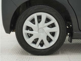 ◆純正ホイール装着車◆シンプルなデザインのホイールキャップ付きです。