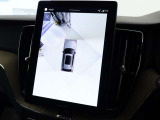 360&deg;ビューカメラは駐車枠や周囲の車両との位置関係が一目瞭然で駐車をサポートしてくれるだけでなく、車両直近の死角を減らして安全性を高める装備。ステアリング切り角に連動した進路予測線も表示されます。