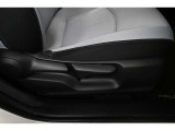 運転席シートリフター装備!シートの上下調整で運転操作の視界を確保できます。
