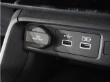 ◆USB接続端子◆スマホやiPodなどを接続して、いつもの音楽を車内でもお楽しみいただけます♪