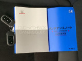 メンテナンスノート【点検整備記録簿・保証書】、取説も揃ってます。スマートキーはバッグなどにしまったままボタン操作でエンジンの始動・停止ができて大変便利です。