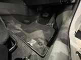 内装工程では、中古車を気持ちよくお乗りいただけるよう清掃しております。