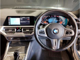 【ハンドル】ドライバーとBMW車の一体感がダイレクトに伝わるステアリングホイール。形状・太さへの拘りに加えて、操作性を高める為にスイッチ類も配置。クイックかつ安定のドライビングを体感下さい!