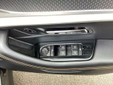 パワーウィンドスイッチと電動格納ドアミラーの操作部です。