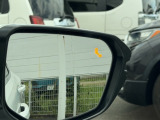 ブラインドスポットインフォメーションを装備しています!走行中、斜め後ろに車両の存在を検知すると、その方向のドアミラー鏡面上にマークを表示しお知らせします。