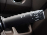 【オートライト】車外の明るさに応じて自動で点灯します。手動で点灯/消灯させることもできます。