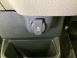 アクセサリーソケットはUSBのアダプターなどをつければ、スマホの充電にも使えます。周辺には物が置けるボックスがついています。
