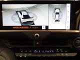 パノラミックビューモニター付きです。車両を上から見たような映像をディスプレイオーディオ画面に表示。運転席からの目視だけでは見にくい、車両周辺の状況をリアルタイムでしっかり確認できます。