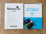 取扱説明書・メンテナンスノート・スマートキー(ポケット等に鍵を入れたままでもドアの解錠&施錠・エンジンの始動が可能)・スペアスマートキーが付いています。