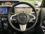 インテリアに合わせたデザインのステアリングは、運転される方のことも考え、運転しやすい形状、大きさです。是非一度、実際に触ってお確かめください。