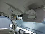 運転席・助手席ともにサンバイザーには、バニティミラーが付いています