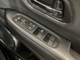 運転席のスイッチで全てのウィンドウの開閉操作を行うことができます。ロックボタンをONにしておくと、運転席以外のウィンドウは作動しないのでお子様を乗せているときなども安心ですね♪