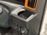 運転席側掘り込み式カップホルダー