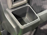 助手席埋め込み式カップホルダー(太ボトル600mm収納可能)