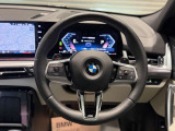 BMWのステアリングはドライバーと車体が一体感に感じれるような操作性を実現しております。また、握りやすさや操作性を向上するためにスイッチ類も配置されております。