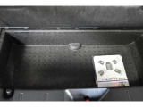 サブトランク付ですので洗車道具や工具の収納に便利です。