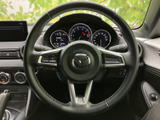 視線を遮らず、運転操作をスムーズに行えるデザインです。グリップ力も高く、長距離運転でも疲れにくい工夫が施されています。