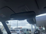 ルームミラーは防眩ミラーなので後ろの車のヘッドライトが眩しく